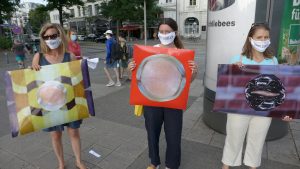 Kunst-Objekt als Protestbanner: Der Kopf des Diktators