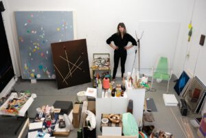 Lena Schramm in ihrem Atelier © Foto Malte Metag