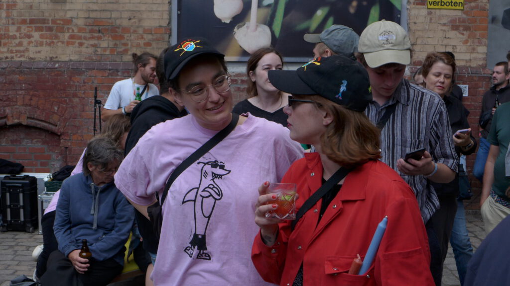 Aktivistin Dorothee Halbrock(links) auf der letzten großen Veranstaltung des Vereins Hallo im Kraftwerk Bille