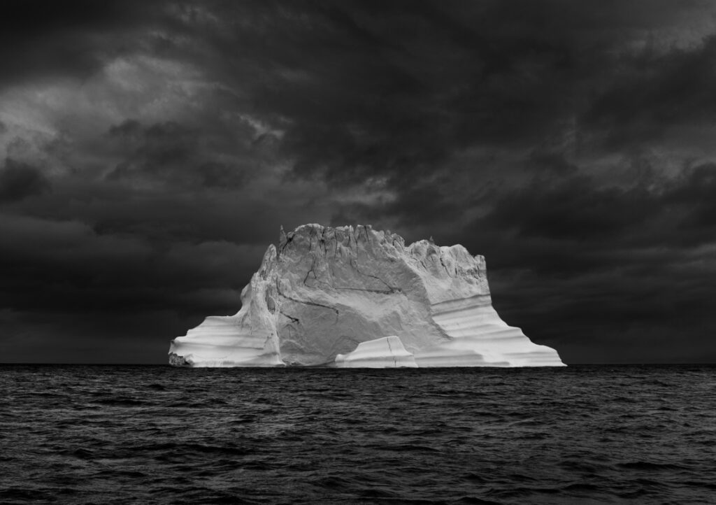 Ein schmelzender Eisberg auf offener See, Grönland, 2014.