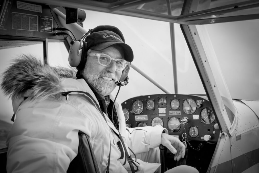 Als Pilot unterwegs in der Arktis: Fotograf Ragnar Axelsson im Cockpit.