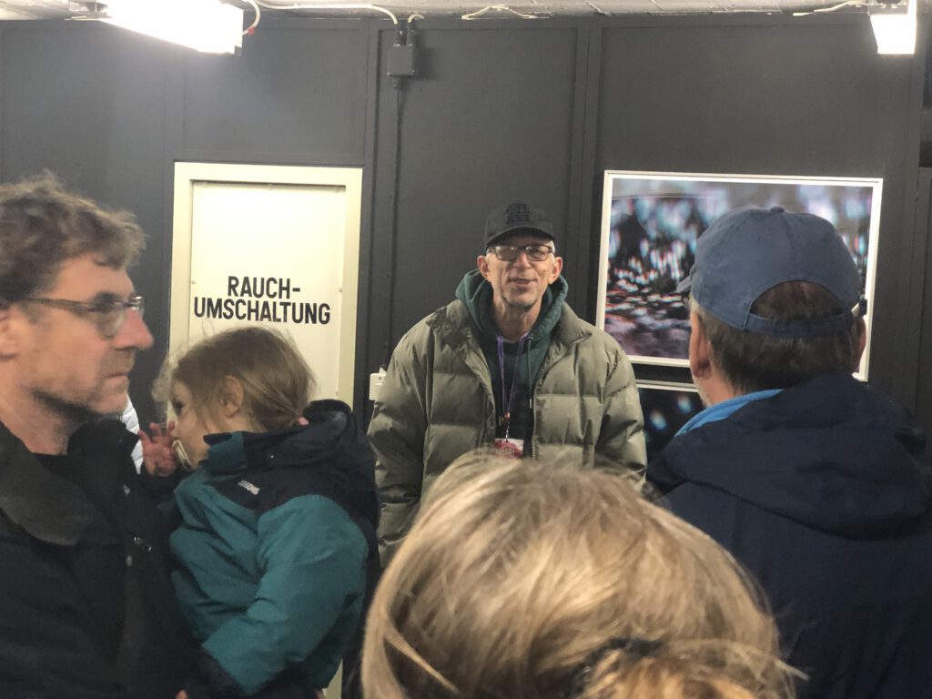 Galerist Christian Pfaff mit Besuchern im Bunker