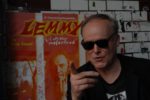 Kult-Regisseur Peter Sempel vor dem Filmplakat "Lemmy"